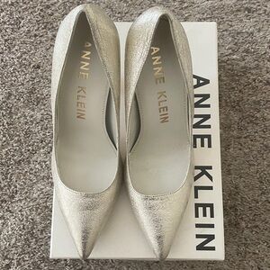 Anne Klein AKHOLLYN LT GOLD LE Pointed-Toe Heels 7.5M